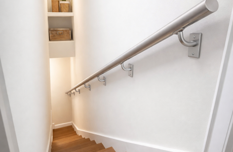 מעקה יד למדרגות צרות - פתרונות מומלצים